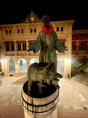 Fotos de las esculturas de Pamplona adornadas con pañuelicos rojos.