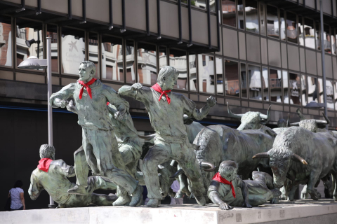 Fotos de las esculturas de Pamplona adornadas con pañuelicos rojos.