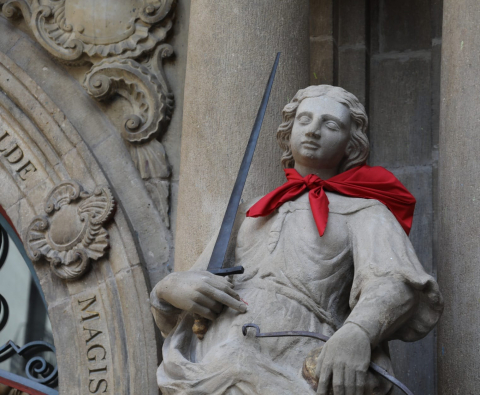Fotos de las esculturas de Pamplona adornadas con pañuelicos rojos.