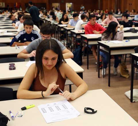 Fotos del comienzo de las pruebas de la Evaluación de Acceso a la Universidad (EvAU) en la UPNA.