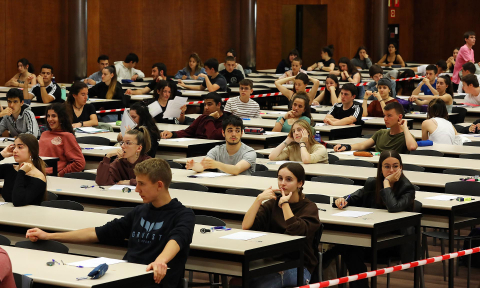 Fotos del comienzo de las pruebas de la Evaluación de Acceso a la Universidad (EvAU) en la UPNA.
