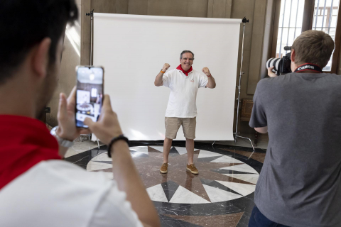 Decenas de personas se fotografían en Pamplona para formar parte del decorado sanferminero