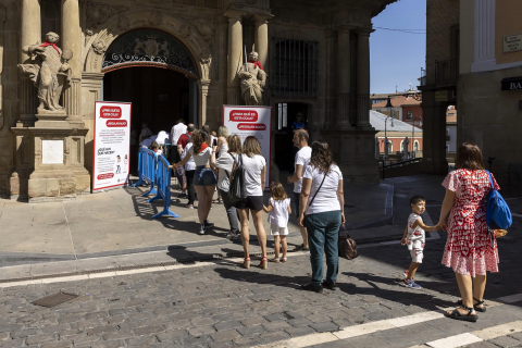 Decenas de personas se fotografían en Pamplona para formar parte del decorado sanferminero