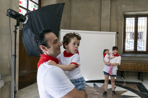 Decenas de personas se fotografían en Pamplona para formar parte del decorado sanferminero