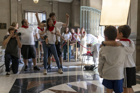 Decenas de personas se fotografían en Pamplona para formar parte del decorado sanferminero