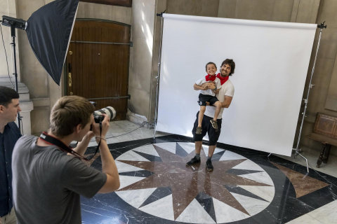 Decenas de personas se fotografían en Pamplona para formar parte del decorado sanferminero