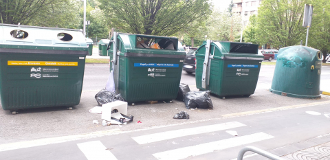 Bolseo en Pio XII.  A esto se le puede sumar la basura de las terrazas de los bares de la zona . De pena.