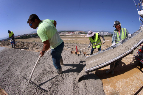 Obreros trabajan echando hormigón en Artica con 37 grados de calor