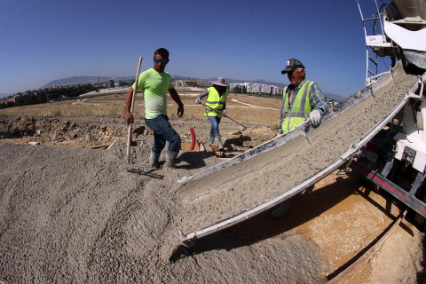 Obreros trabajan echando hormigón en Artica con 37 grados de calor
