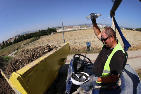 Obreros trabajan echando hormigón en Artica con 37 grados de calor