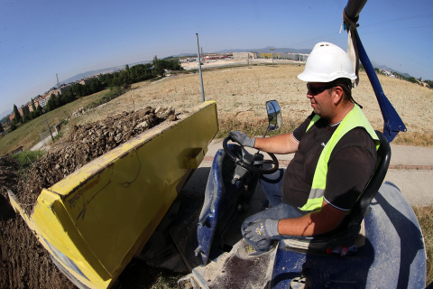 Obreros trabajan echando hormigón en Artica con 37 grados de calor