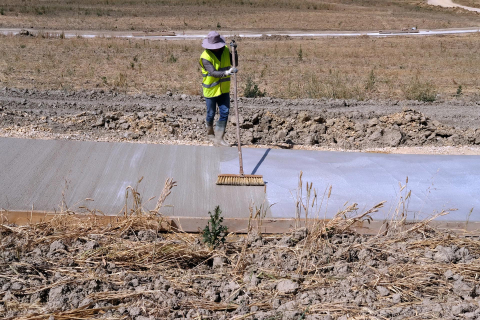 Obreros trabajan echando hormigón en Artica con 37 grados de calor