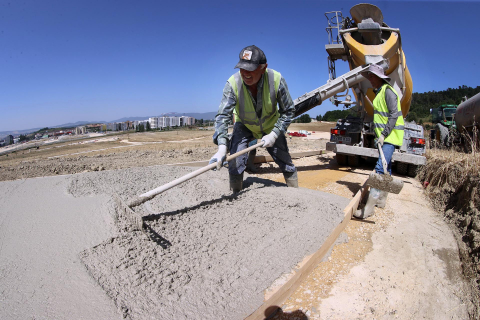 Obreros trabajan echando hormigón en Artica con 37 grados de calor