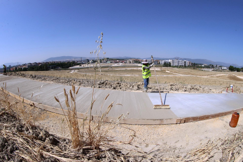 Obreros trabajan echando hormigón en Artica con 37 grados de calor