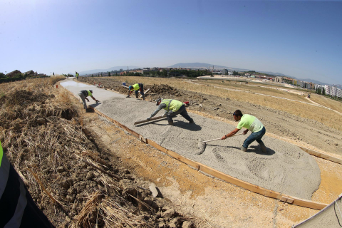Obreros trabajan echando hormigón en Artica con 37 grados de calor