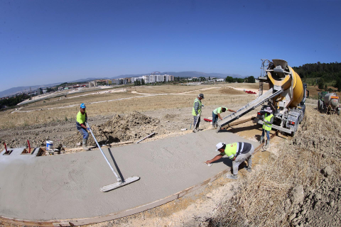 Obreros trabajan echando hormigón en Artica con 37 grados de calor