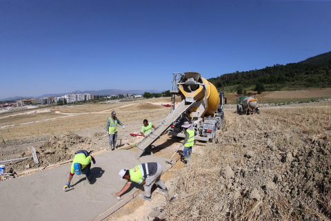 Obreros trabajan echando hormigón en Artica con 37 grados de calor