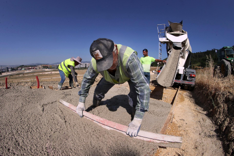 Obreros trabajan echando hormigón en Artica con 37 grados de calor