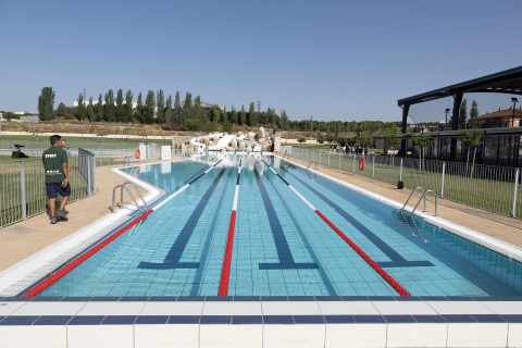 Inauguración del nuevo Complejo Deportivo Municipal Clara Campoamor en Tudela, con la presencia de autoridades y primeros bañistas