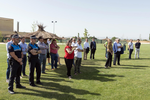 Inauguración del nuevo Complejo Deportivo Municipal Clara Campoamor en Tudela, con la presencia de autoridades y primeros bañistas