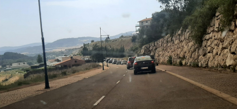 Numerosos vehículos abandonan Obanos hacia Puente la Reina por la llegada de las llamas del incendio