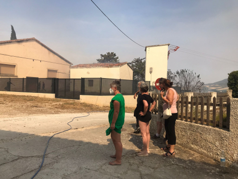 Fotos del incendio producido entre Obanos y Legarda. Vecinos de Obanos observan las labores de extinción de los bomberos.