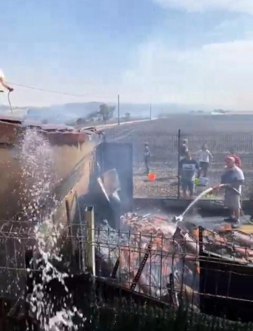 Fotos del incendio producido entre Obanos y Legarda. Vecinos de Muruzábal intentan apagar las llamas de sus viviendas.