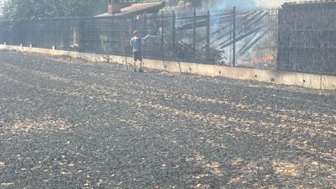 Fotos del incendio producido entre Obanos y Legarda. Vecinos de Muruzábal intentan apagar las llamas de sus viviendas.