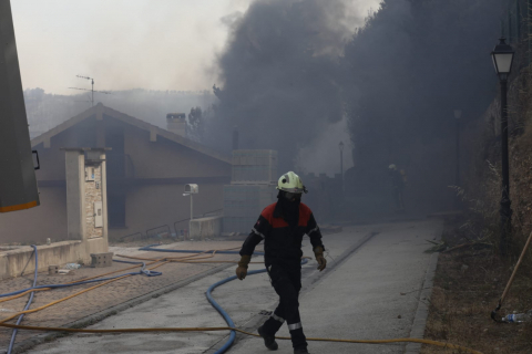 Fotos del incendio producido entre Obanos y Legarda. Vecinos de Obanos colaboran con los bomberos en la extinción del fuego en las viviendas.