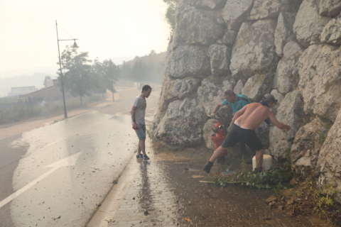 Fotos del incendio producido entre Obanos y Legarda. Vecinos de Obanos colaboran con los bomberos en la extinción del fuego en las viviendas.
