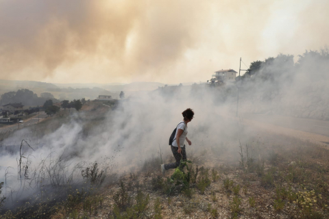 Fotos del incendio producido entre Obanos y Legarda. Vecinos de Obanos colaboran con los bomberos en la extinción del fuego en las viviendas.