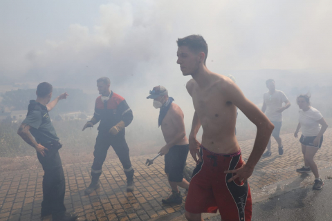 Fotos del incendio producido entre Obanos y Legarda. Vecinos de Obanos colaboran con los bomberos en la extinción del fuego en las viviendas.