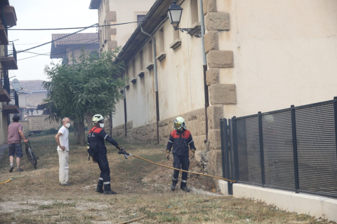 Fotos del incendio producido entre Obanos y Legarda. Vecinos de Obanos colaboran con los bomberos en la extinción del fuego en las viviendas.