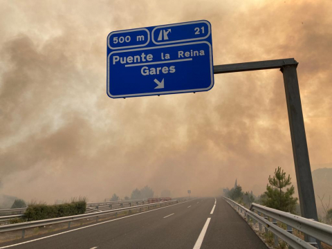 Fotos del incendio producido entre Obanos y Legarda. El fuego ha llegado a la Autovía del Camino.