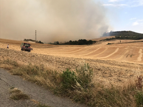 Fotos del incendio producido entre Obanos y Legarda acercándose a Puente la Reina