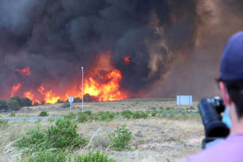 Fotos del incendio de Arguedas que ha obligado al desalojo de Sendaviva y de viviendas de Valtierra