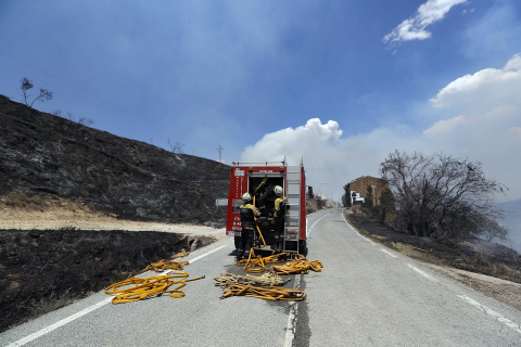 Fotos de los incendios activos en Navarra este domingo.
