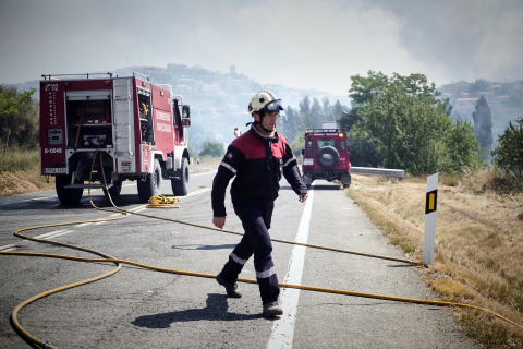 Fotos de los incendios activos en Navarra este domingo.