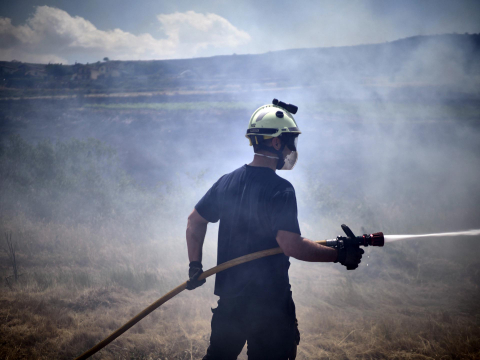 Fotos de los incendios activos en Navarra este domingo.