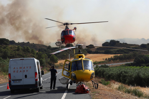 Fotos de los incendios activos en Navarra. El fuego en las cercanías de San Martín de Unx ha provocado el desalojo de la localidad.