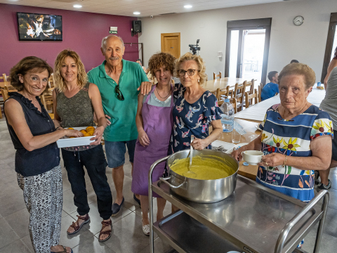 Desalojados de Ujué, cenando en la sociedad gastronómica Amigos de Murillo en Murillo el Fruto