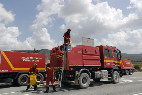Fotos de los incendios en Navarra este lunes. Miembros de la Unidada Militar de Emergencias UME), en el término municipal de Eslava.