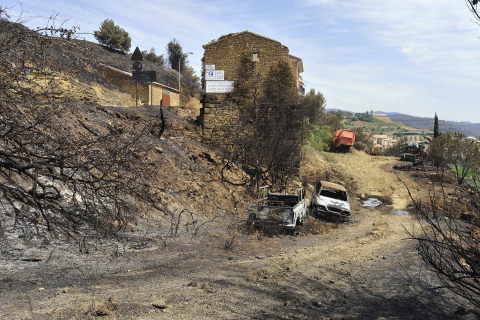 Fotos de los incendios en Navarra y sus efectos este martes. Daños causados por el incendio en San Martín de Unx.