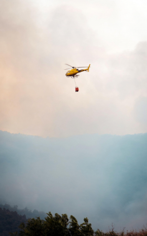 Trabajos de extinción del incendio en Gallipienzo
