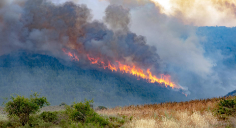Trabajos de extinción del incendio en Gallipienzo
