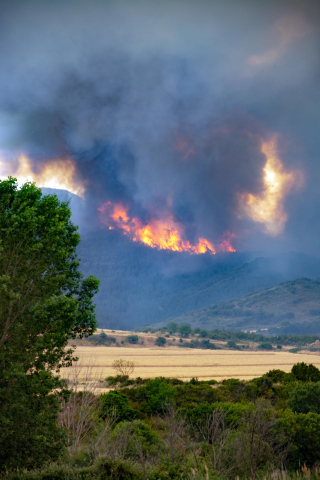 Trabajos de extinción del incendio en Gallipienzo