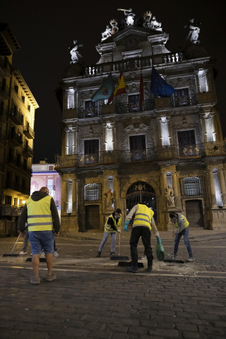 Fotos de los operarios aplicando el antideslizante del recorrido del encierro de San Fermín.