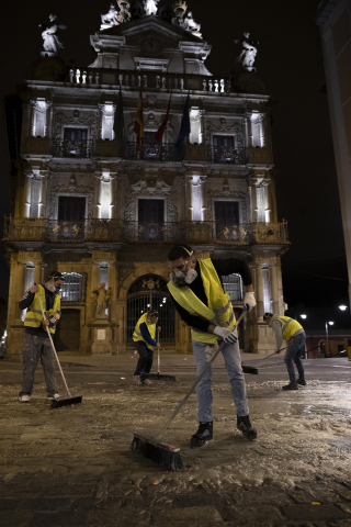 Fotos de los operarios aplicando el antideslizante del recorrido del encierro de San Fermín.