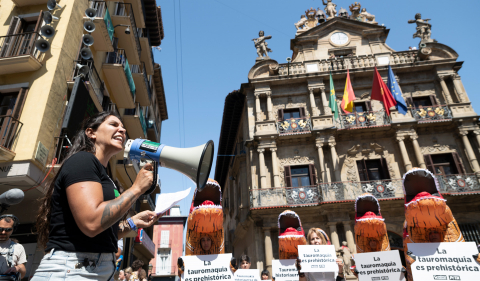 Manifestación PETA ante el Ayuntamiento de Pamplona