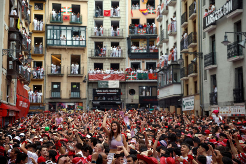 Ambiente en la Plaza Consistorial en el chupinazo 2022.